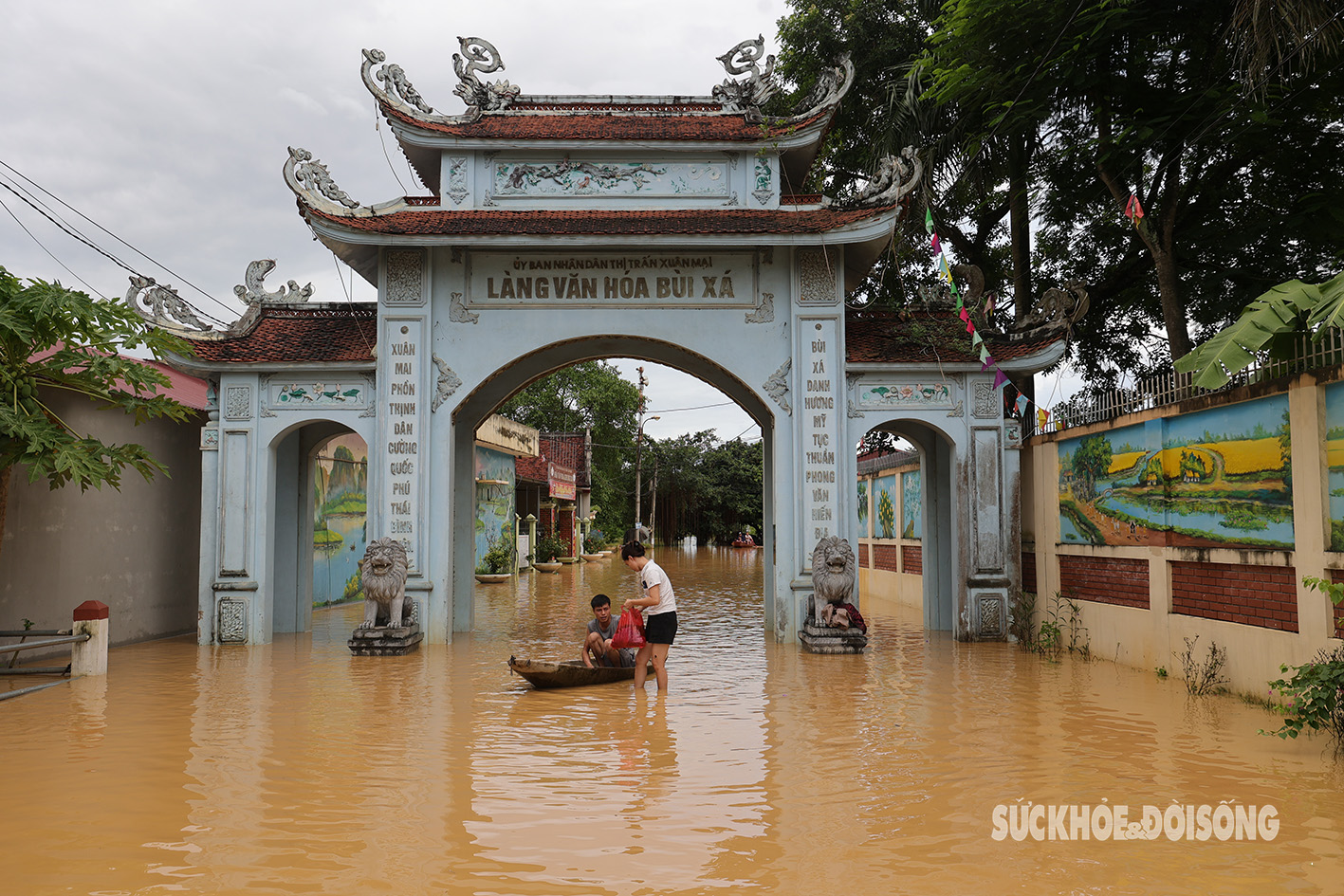 Thôn Bùi Xá ngập trong nước, người dân dùng thuyền di chuyển- Ảnh 1.