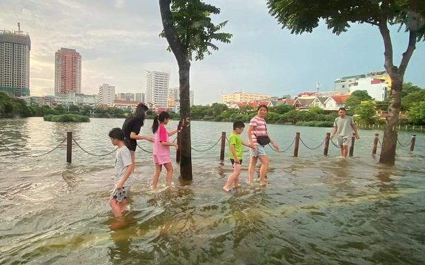 Mắc bệnh ngoài da vì ‘bì bõm’ trong nước ngập quá lâu