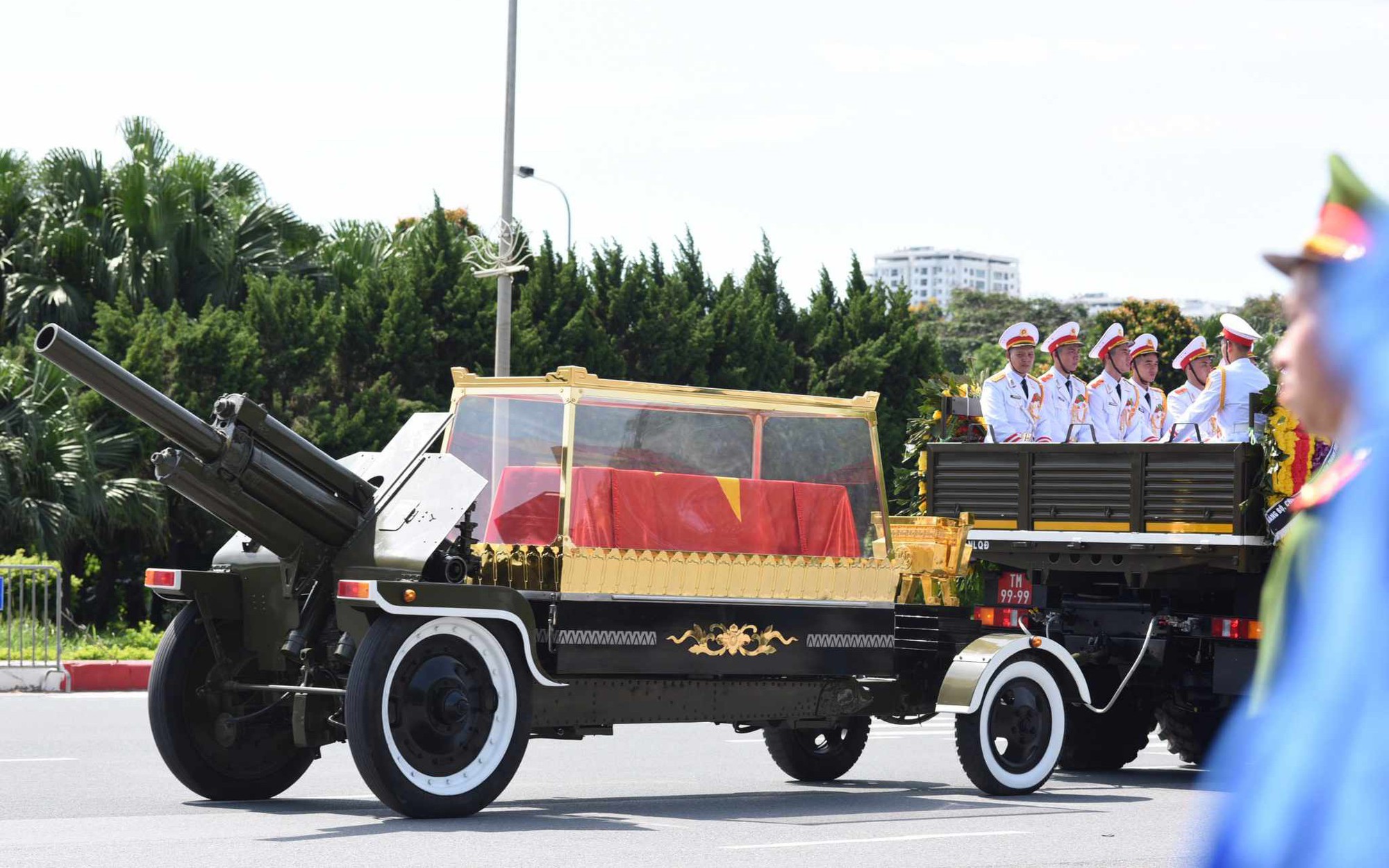 Hình ảnh đoàn linh xa tiễn đưa Tổng Bí thư về nơi an nghỉ cuối cùng