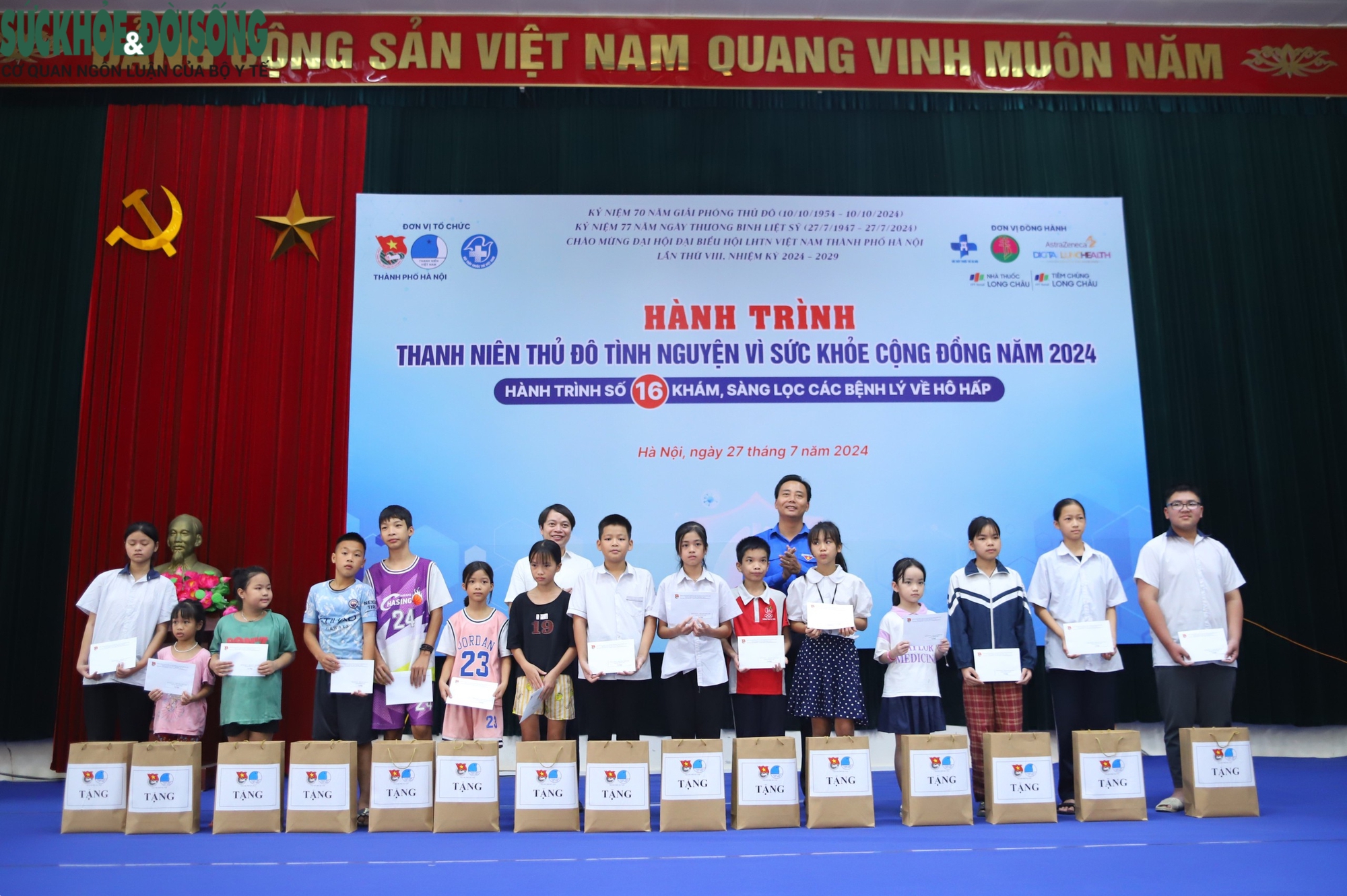 700 người dân Đông Anh được khám, sàng lọc bệnh hô hấp miễn phí- Ảnh 2.