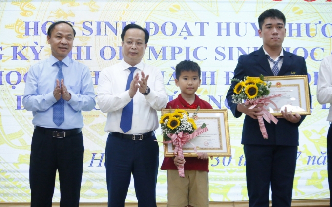 Học sinh lớp 5 được tuyên dương vì dũng cảm cứu bạn đuối nước trên biển