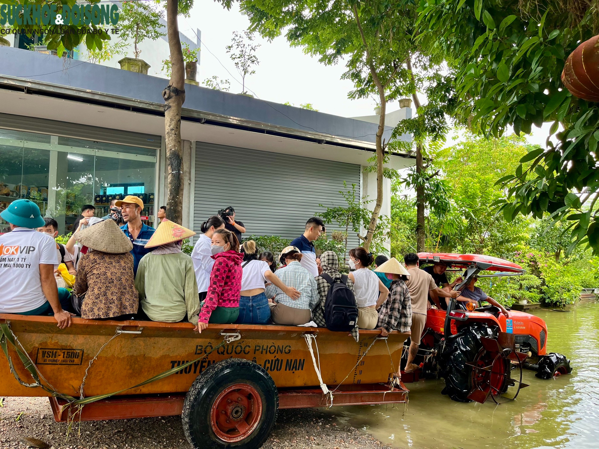 Vùng 'rốn lũ' huyện Chương Mỹ, Hà Nội cô lập trong biển nước- Ảnh 8.