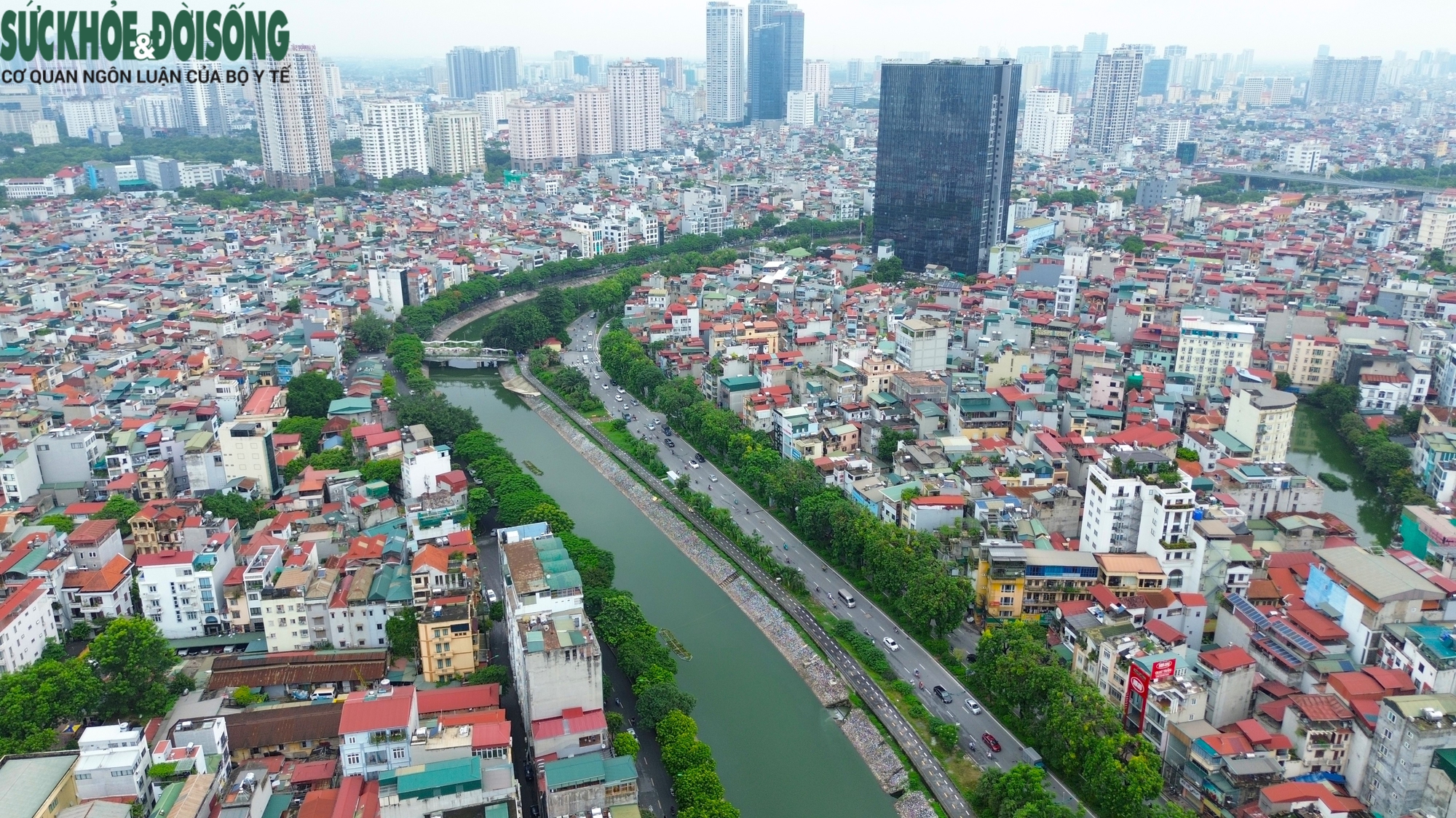 Nước sông Tô Lịch lại chuyển sang màu xanh lạ mắt- Ảnh 2.