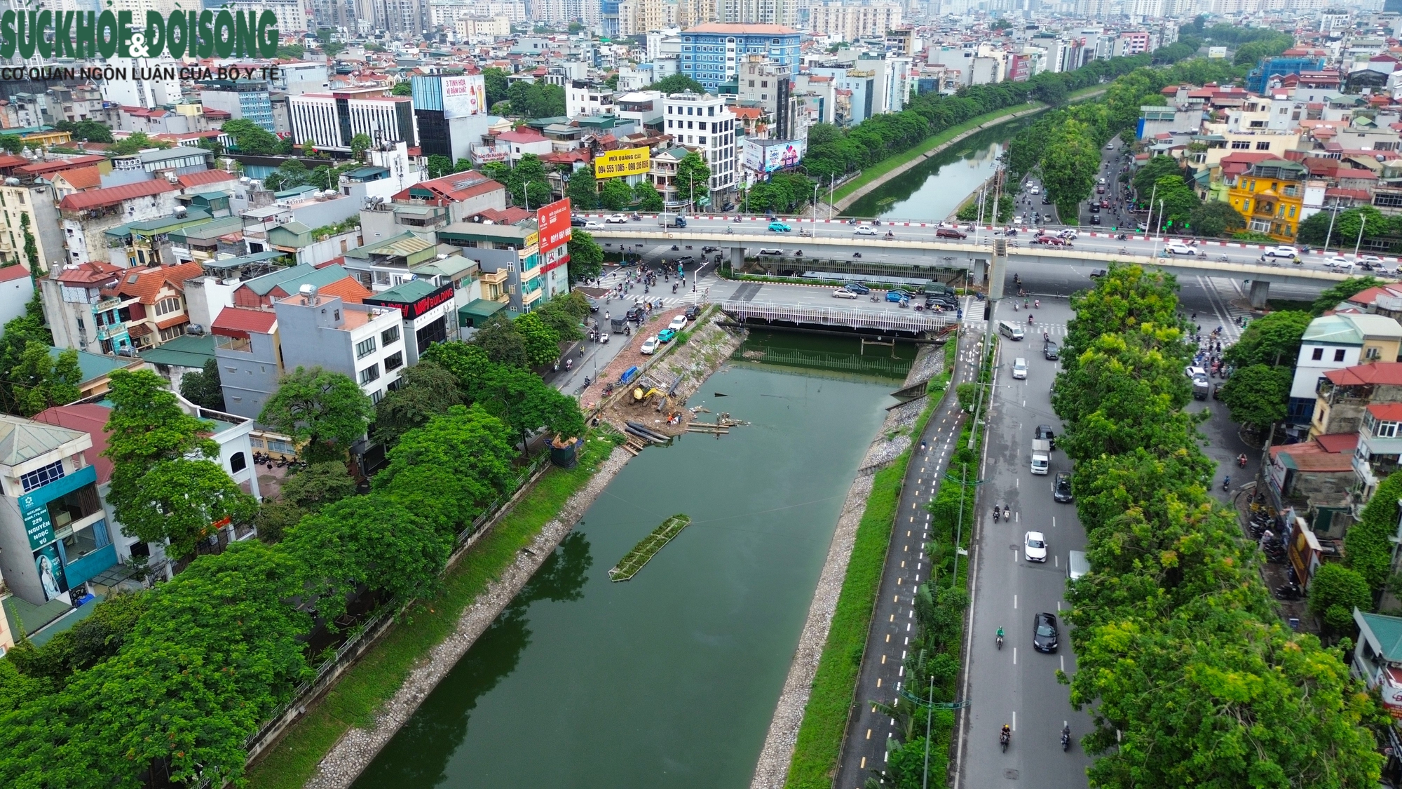 Nước sông Tô Lịch lại chuyển sang màu xanh lạ mắt- Ảnh 6.