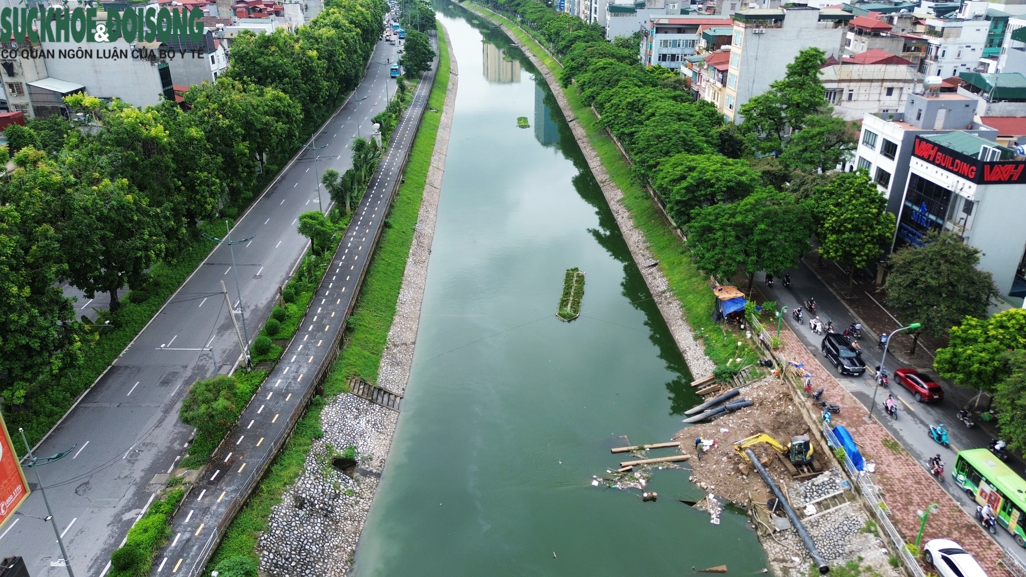 Nước sông Tô Lịch lại chuyển sang màu xanh lạ mắt- Ảnh 7.