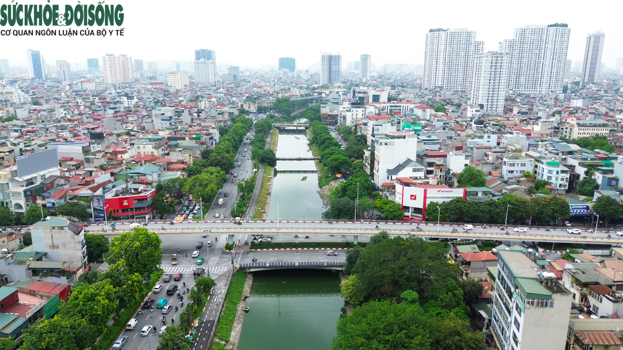 Nước sông Tô Lịch lại chuyển sang màu xanh lạ mắt- Ảnh 9.