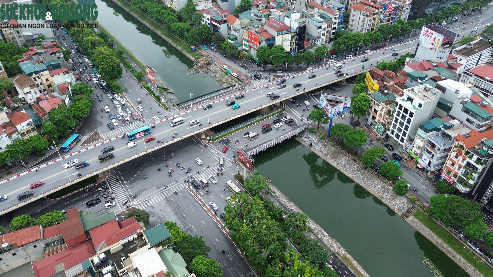 Nước sông Tô Lịch lại chuyển sang màu xanh lạ mắt- Ảnh 11.