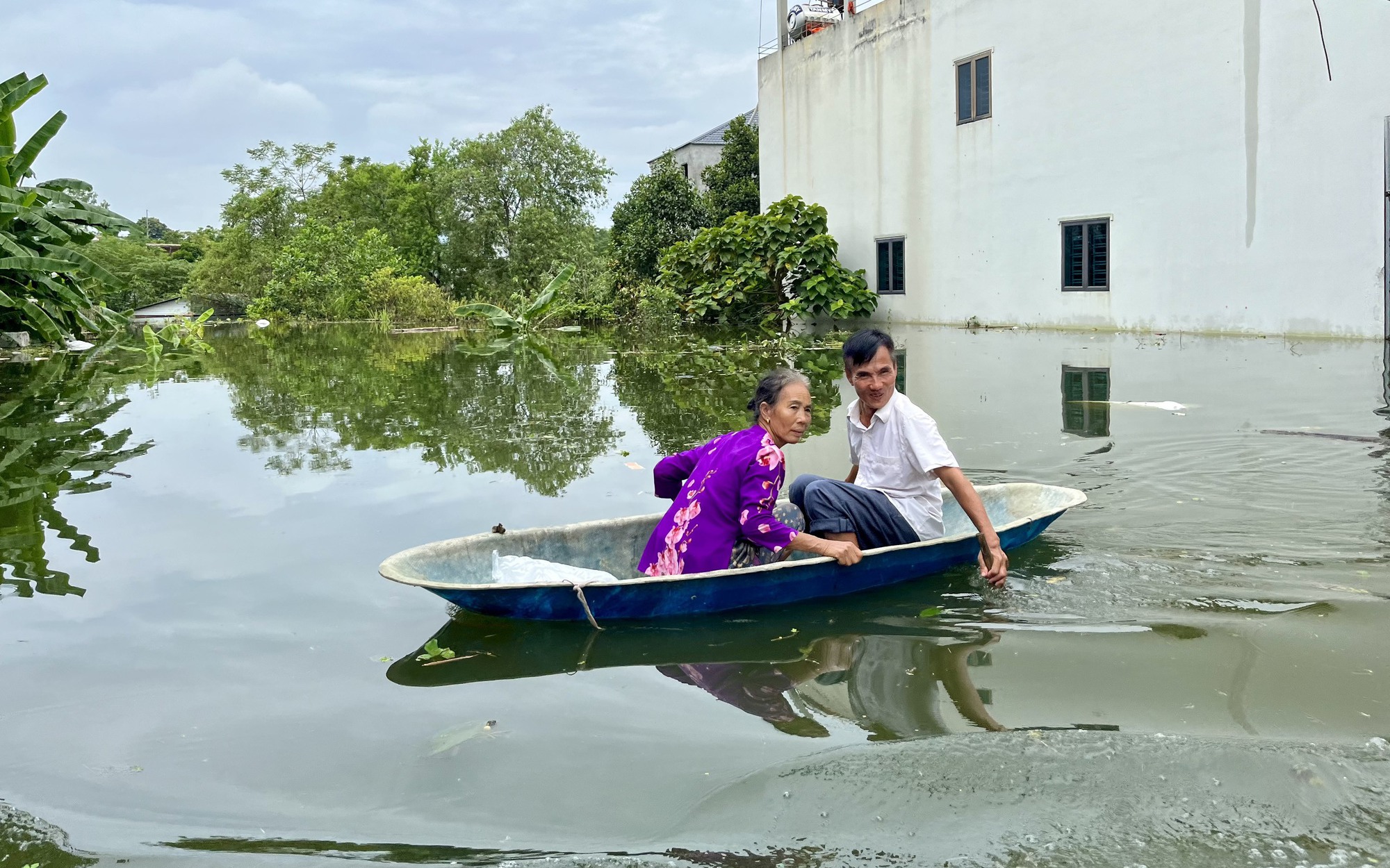 Vùng "rốn lũ" huyện Chương Mỹ, Hà Nội cô lập trong biển nước