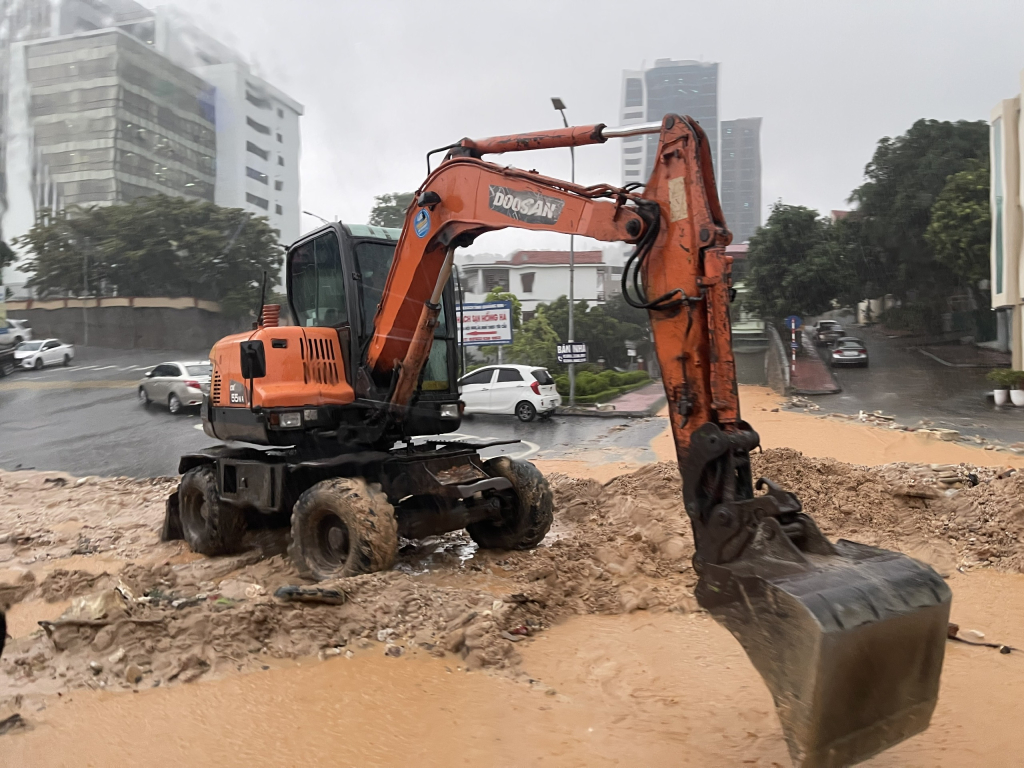 Nước tràn vào nhà dân, sạt lở tại Hạ Long sau mưa lớn kéo dài- Ảnh 6.