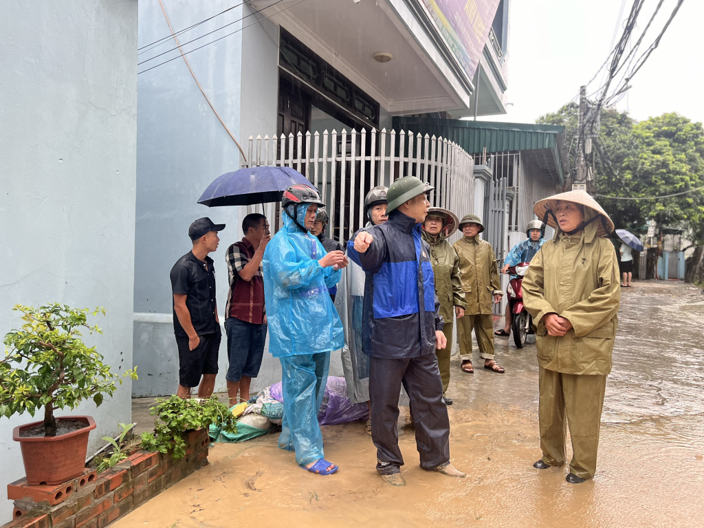 Nước tràn vào nhà dân, sạt lở tại Hạ Long sau mưa lớn kéo dài- Ảnh 4.