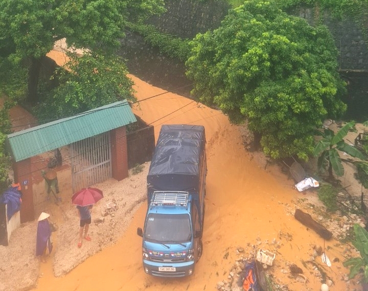 Nước tràn vào nhà dân, sạt lở tại Hạ Long sau mưa lớn kéo dài- Ảnh 5.