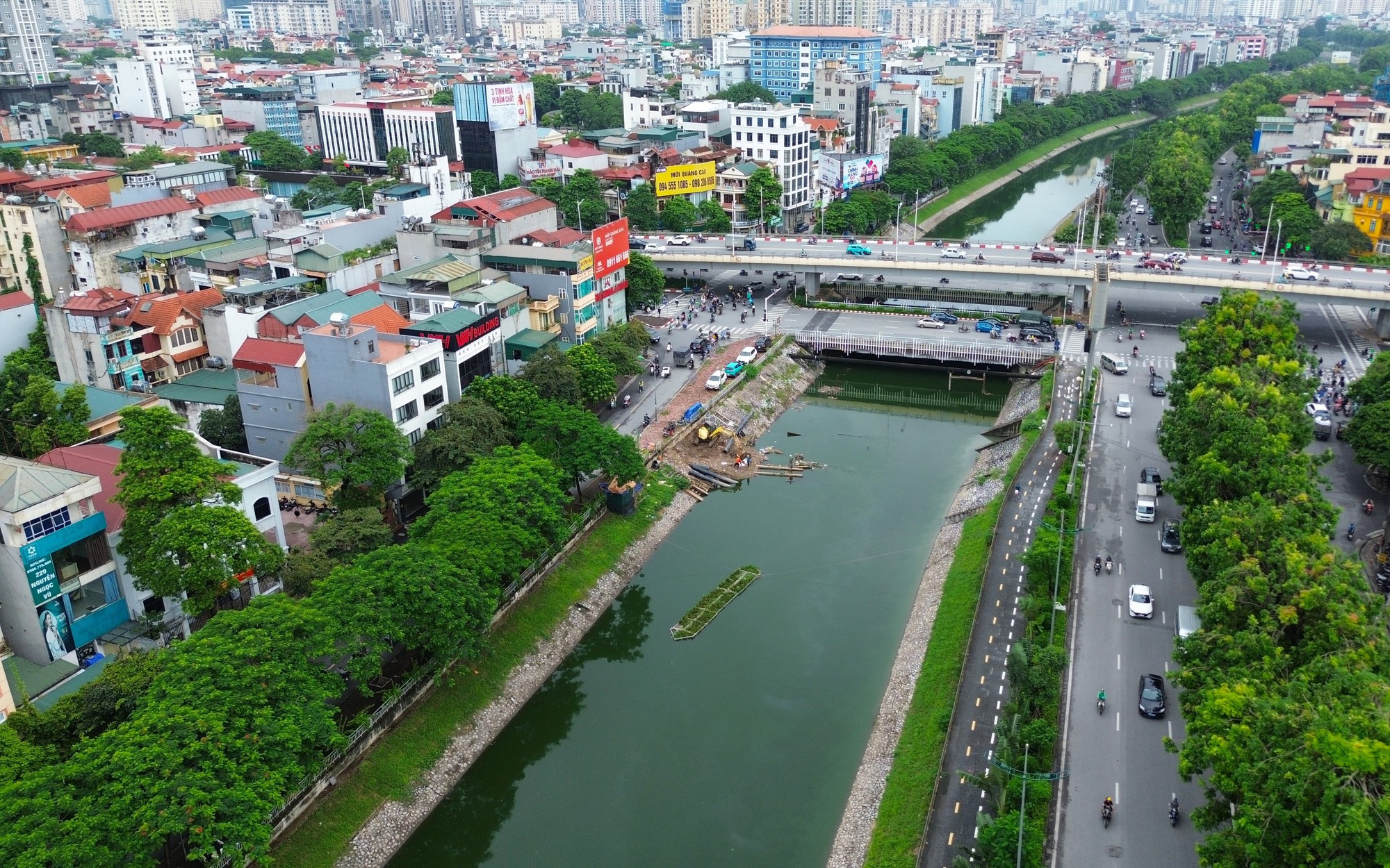 Nước sông Tô Lịch lại chuyển sang màu xanh lạ mắt