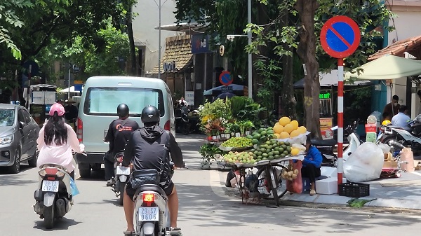 ‘Cuộc chiến’ giành vỉa hè chưa có hồi kết- Ảnh 5.