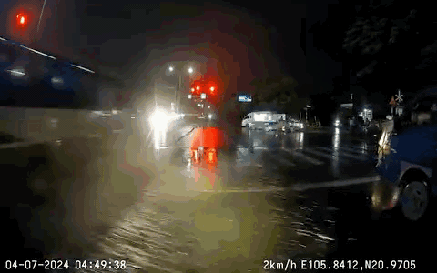 Video xe khách vượt đèn đỏ đâm lật ô tô rồi bỏ chạy