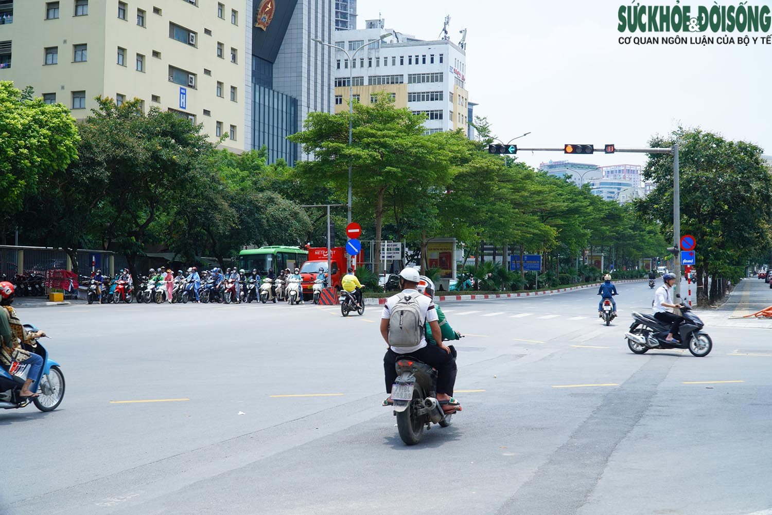 Người dân thi nhau vượt đèn đỏ tại ngã tư thí điểm hệ thống giao thông thông minh- Ảnh 2.