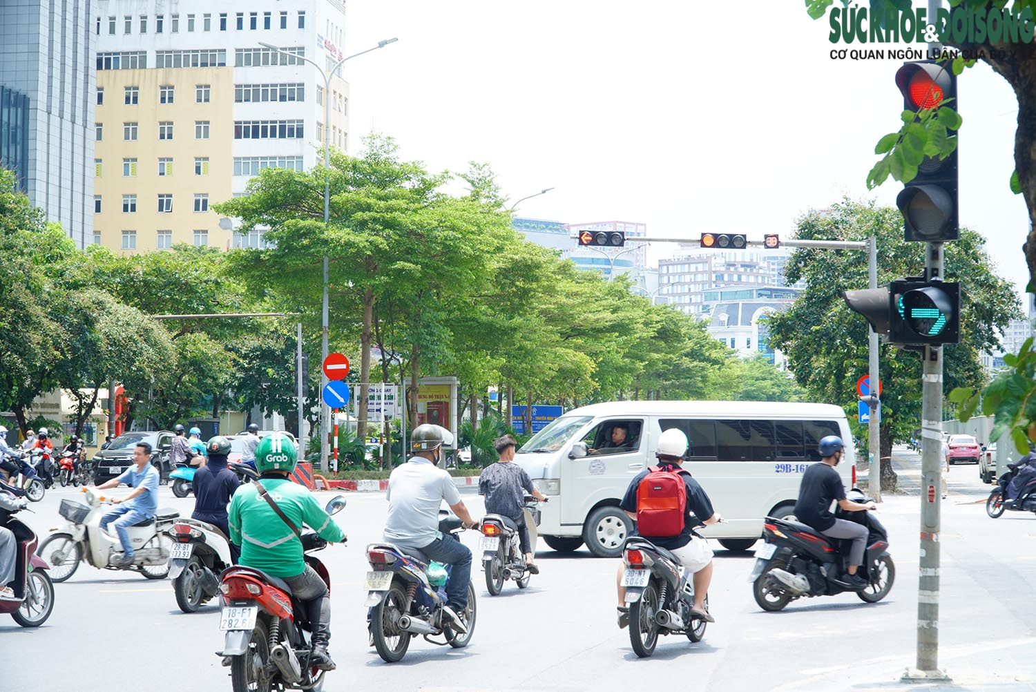 Người dân thi nhau vượt đèn đỏ tại ngã tư thí điểm hệ thống giao thông thông minh- Ảnh 3.