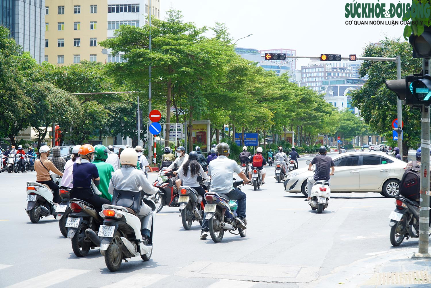 Người dân thi nhau vượt đèn đỏ tại ngã tư thí điểm hệ thống giao thông thông minh- Ảnh 6.