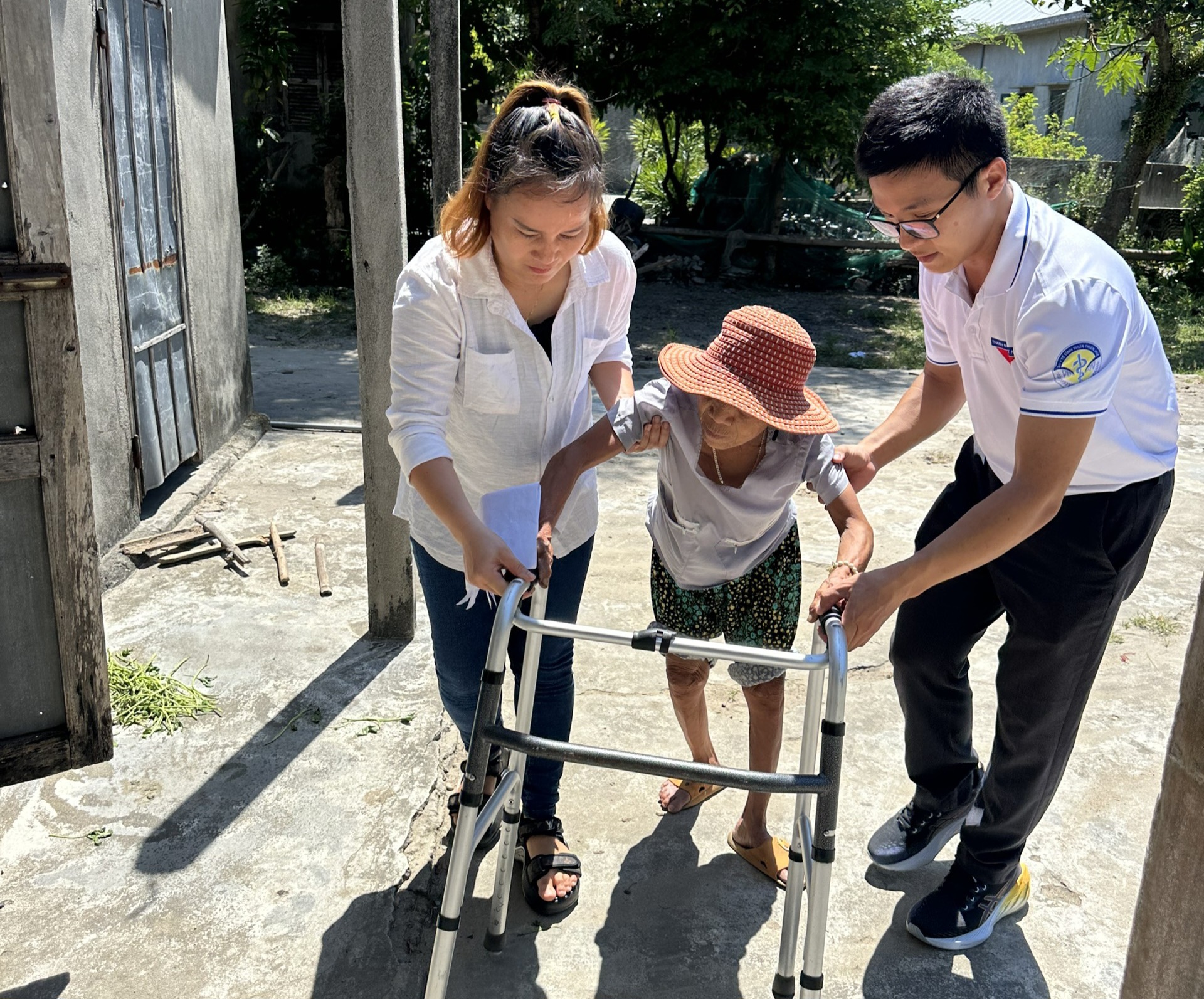 Thầy thuốc khám bệnh, tặng quà cho hàng trăm gia đình người có công- Ảnh 2.