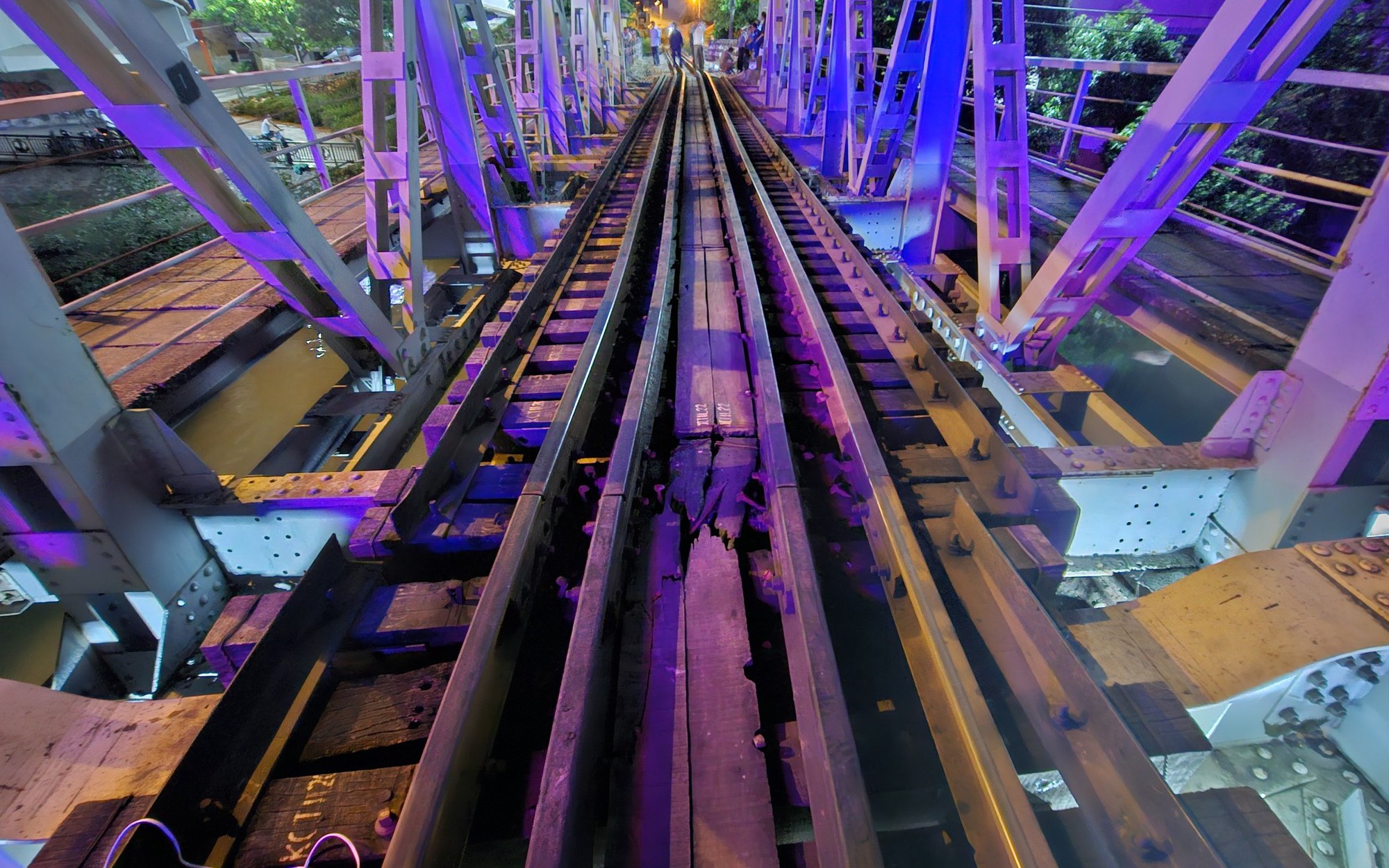 Tàu chở hàng đâm biến dạng ray cầu Quay, tuyến đường sắt Hà Nội - Hải Phòng tạm thay đổi