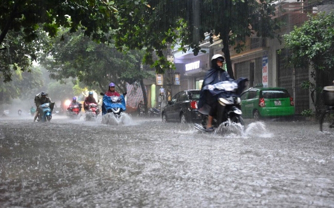 Hà Nội tái diễn mưa dông vào chiều tối, đề phòng ngập úng cục bộ