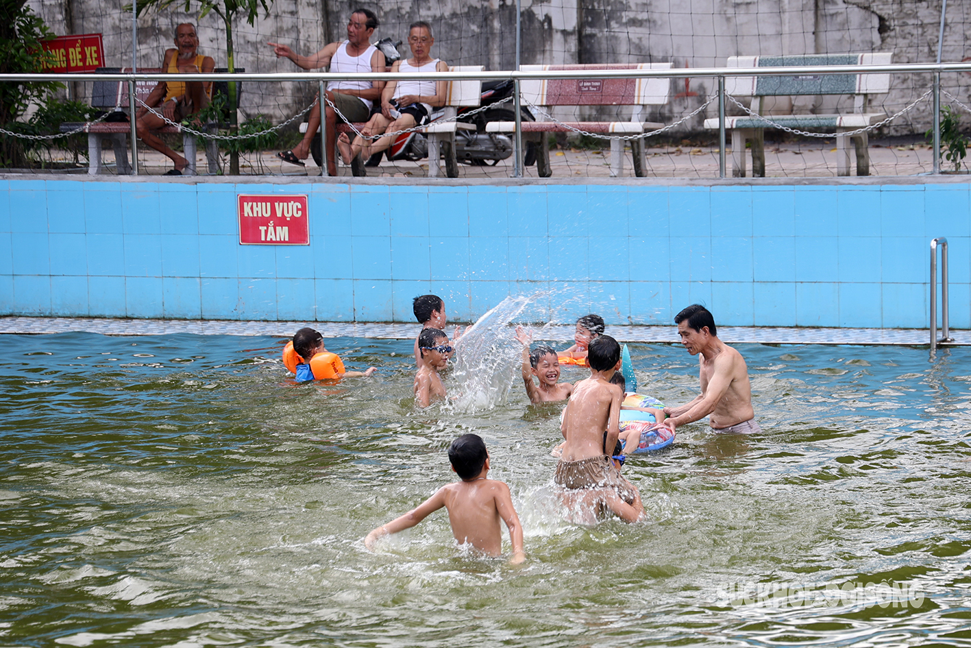 Người dân góp tiền tỷ cải tạo ao làng ô nhiễm thành bể bơi 'khổng lồ'- Ảnh 2.