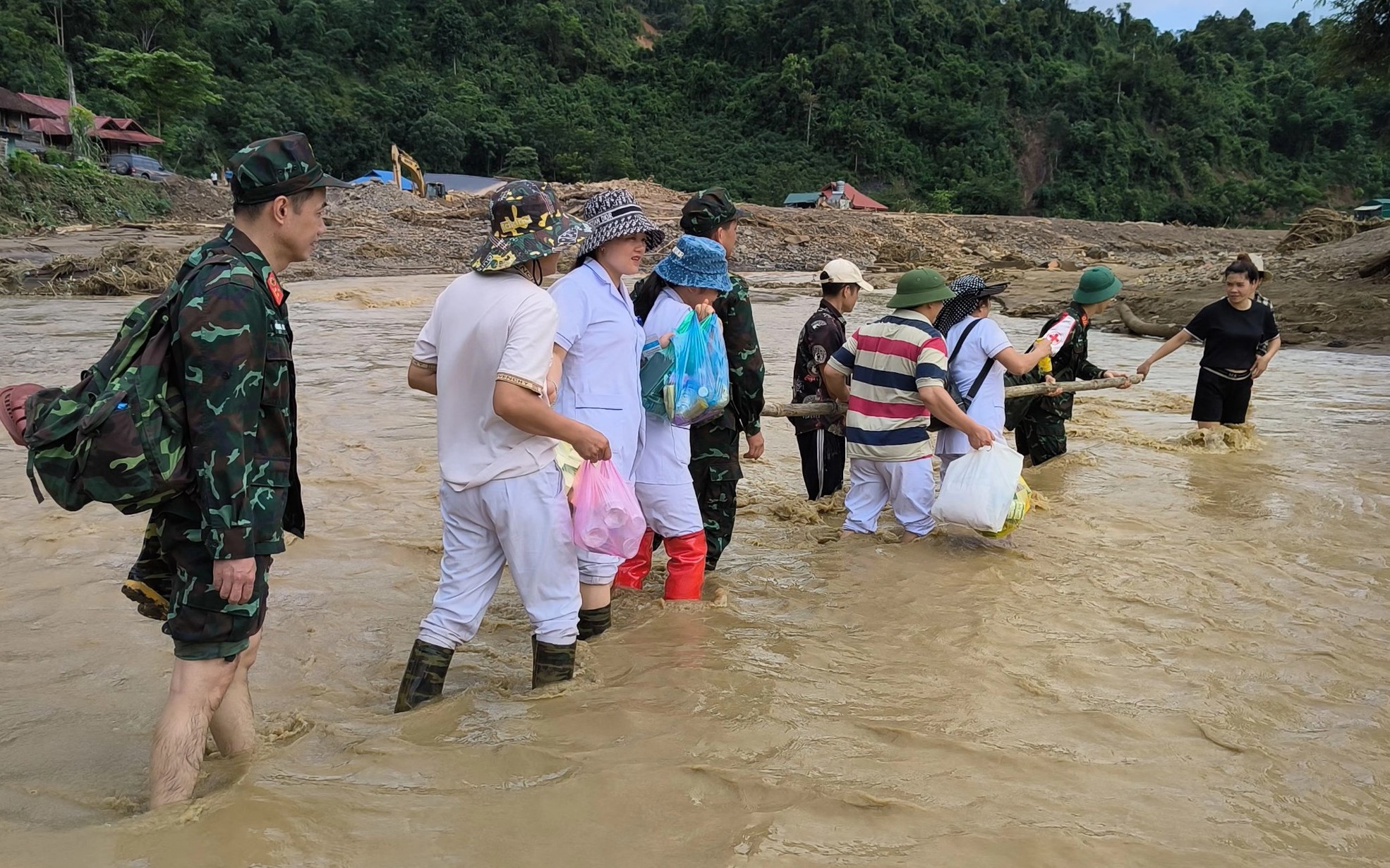 Sau lũ quét, Giám đốc Sở Y tế Điện Biên về bản cùng dân phòng dịch