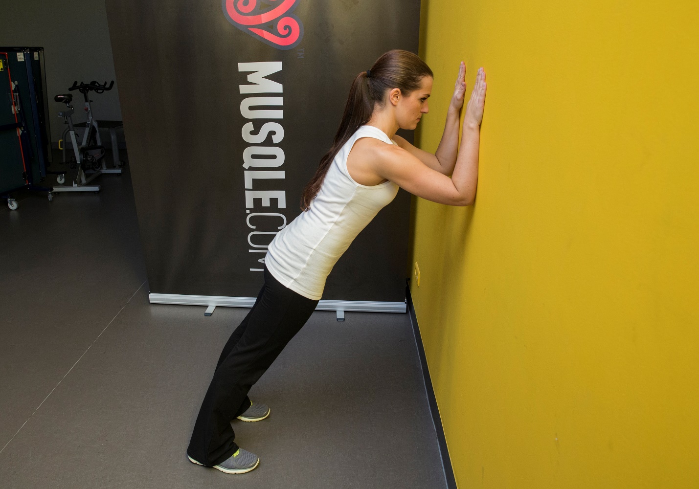 Wall plank push-ups - MUSQLE