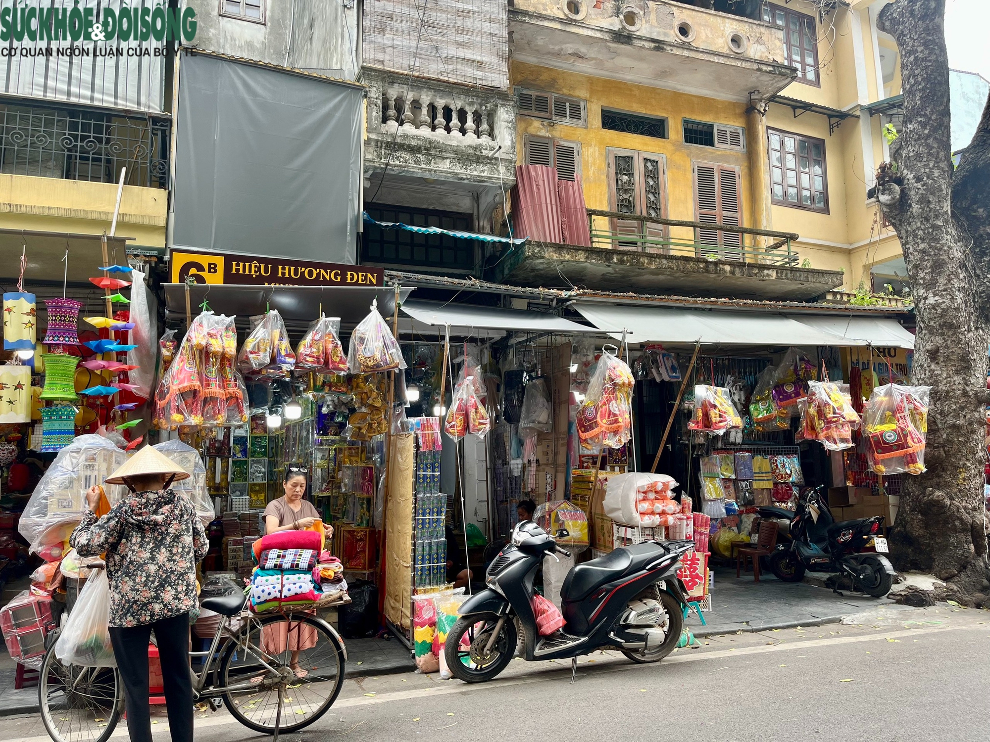 Nhà lầu xe hơi hàng hiệu bày la liệt, phố Hàng Mã vắng khách mua- Ảnh 1.