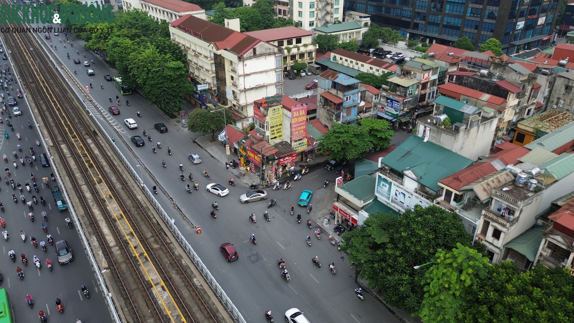 Người dân chen chúc trên tuyến đường vướng giải phóng mặt bằng không thể mở rộng- Ảnh 9.