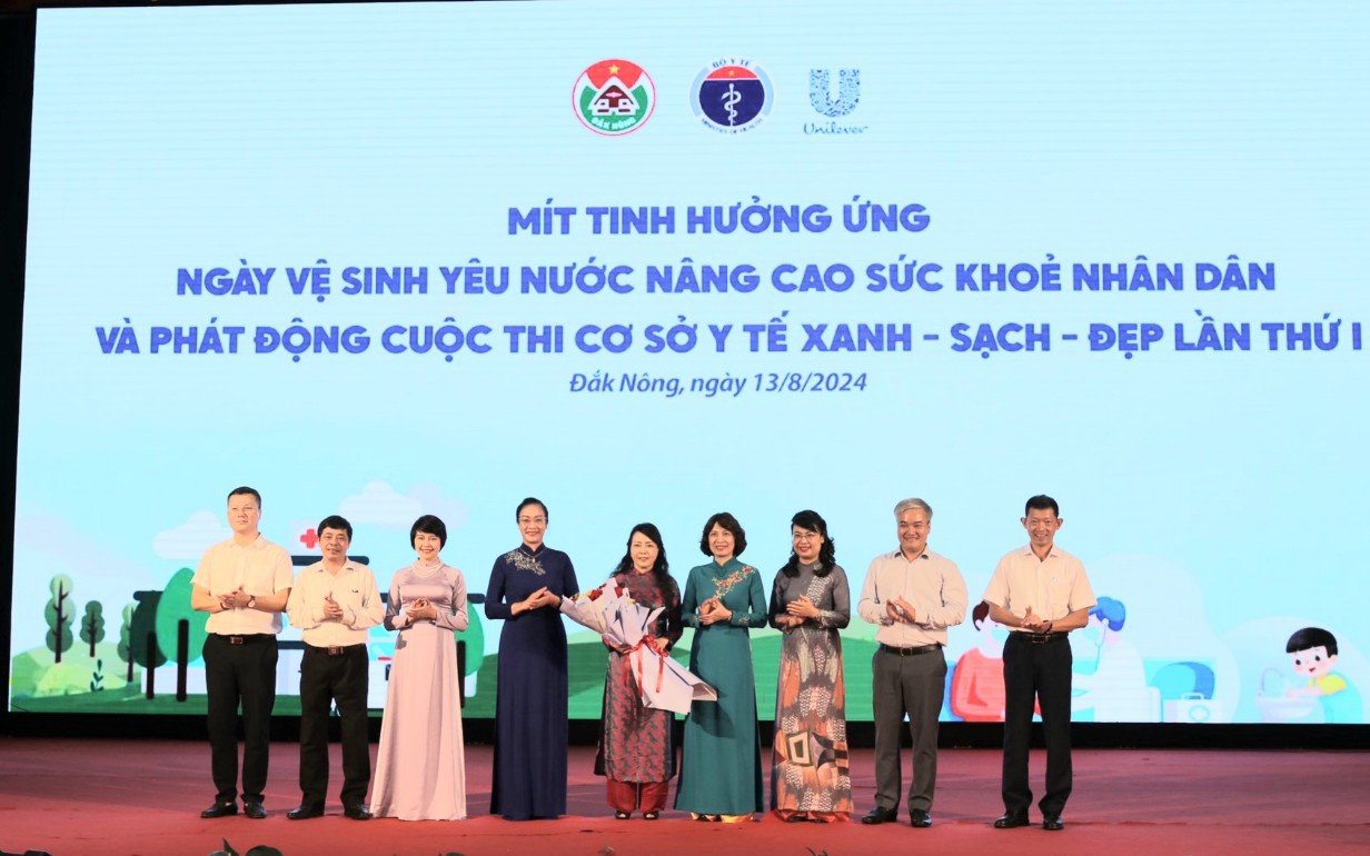 Mít tinh hưởng ứng Ngày Vệ sinh yêu nước nâng cao sức khỏe nhân dân, phát động cuộc thi Cơ sở y tế Xanh - Sạch - Đẹp lần thứ I