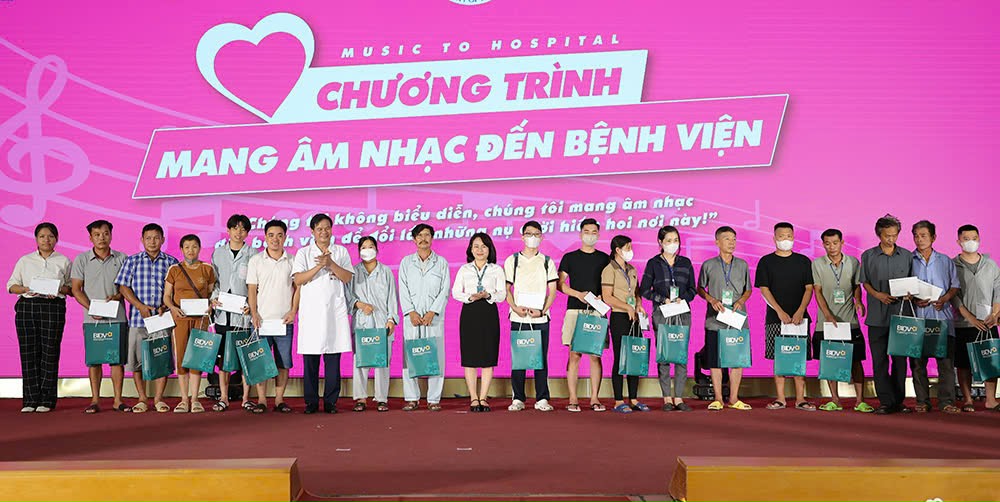 Thứ trưởng Nguyễn Tri Thức: 'Mang âm nhạc đến bệnh viện' là liều thuốc tinh thần ý nghĩa với người bệnh và cả thầy thuốc- Ảnh 6.