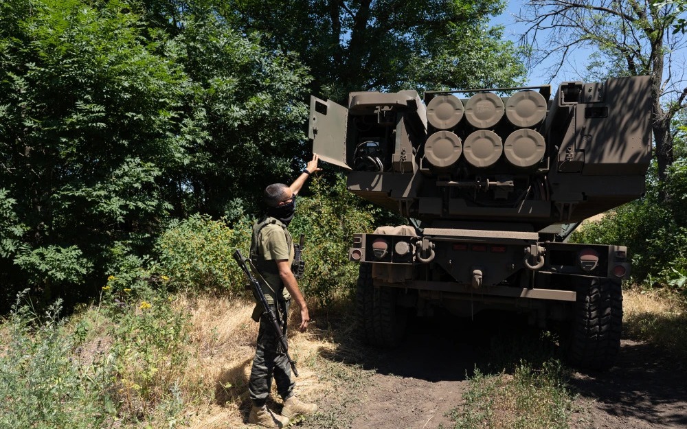 Bệ phóng HIMARS Ukraine bị phá hủy, lính Nga húc đầu vào UAV kamikaze 