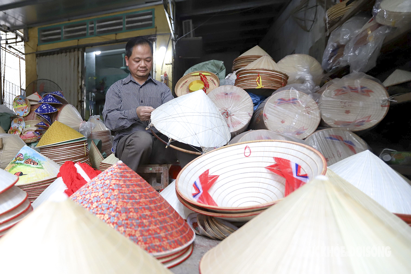 Người đàn ông mê khâu nón giữ ‘hồn’ văn hóa Việt- Ảnh 1.