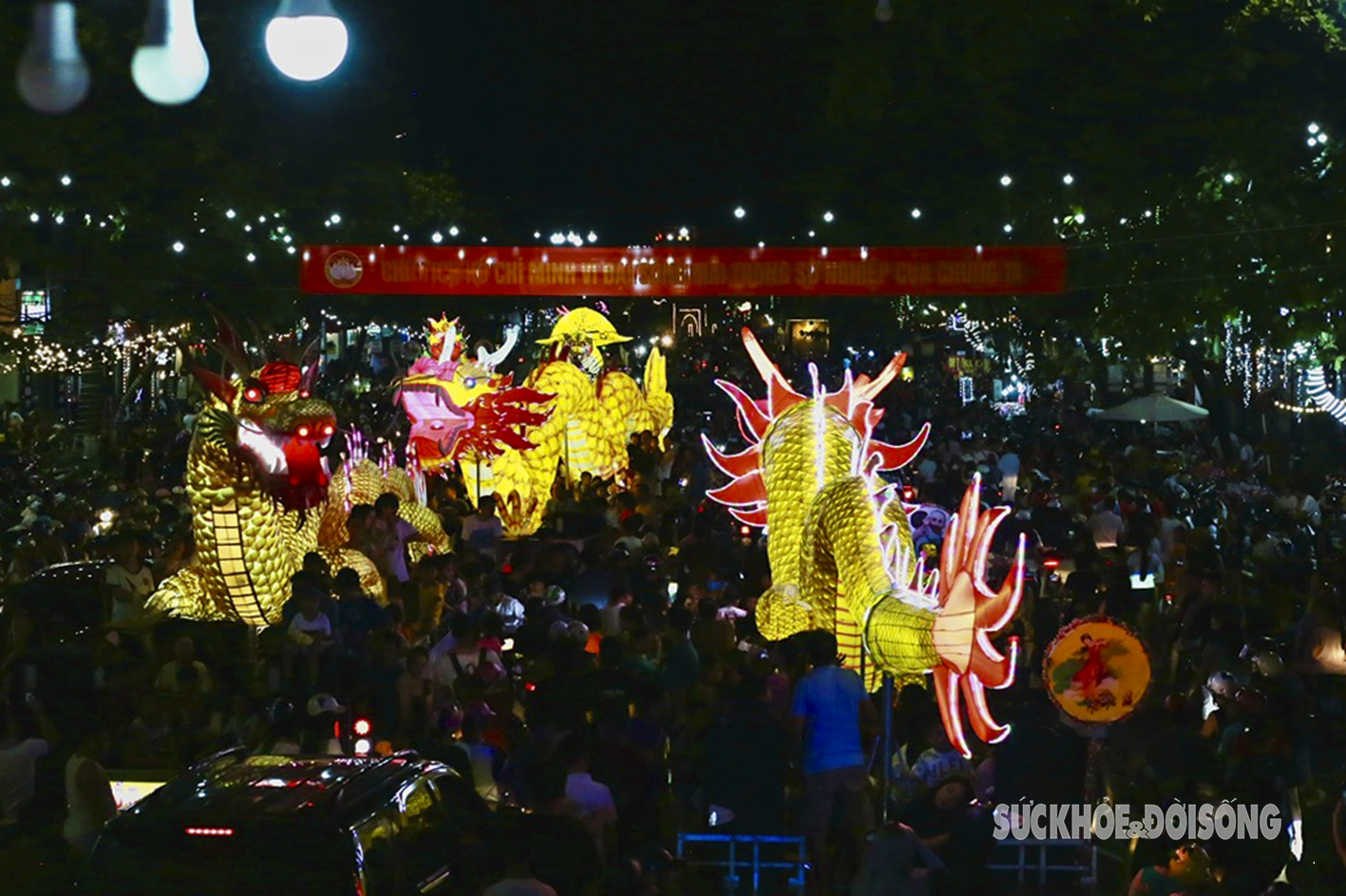 Chưa đến Trung thu, 'biển người' tấp nập rước đèn khổng lồ ở Tuyên Quang- Ảnh 2.