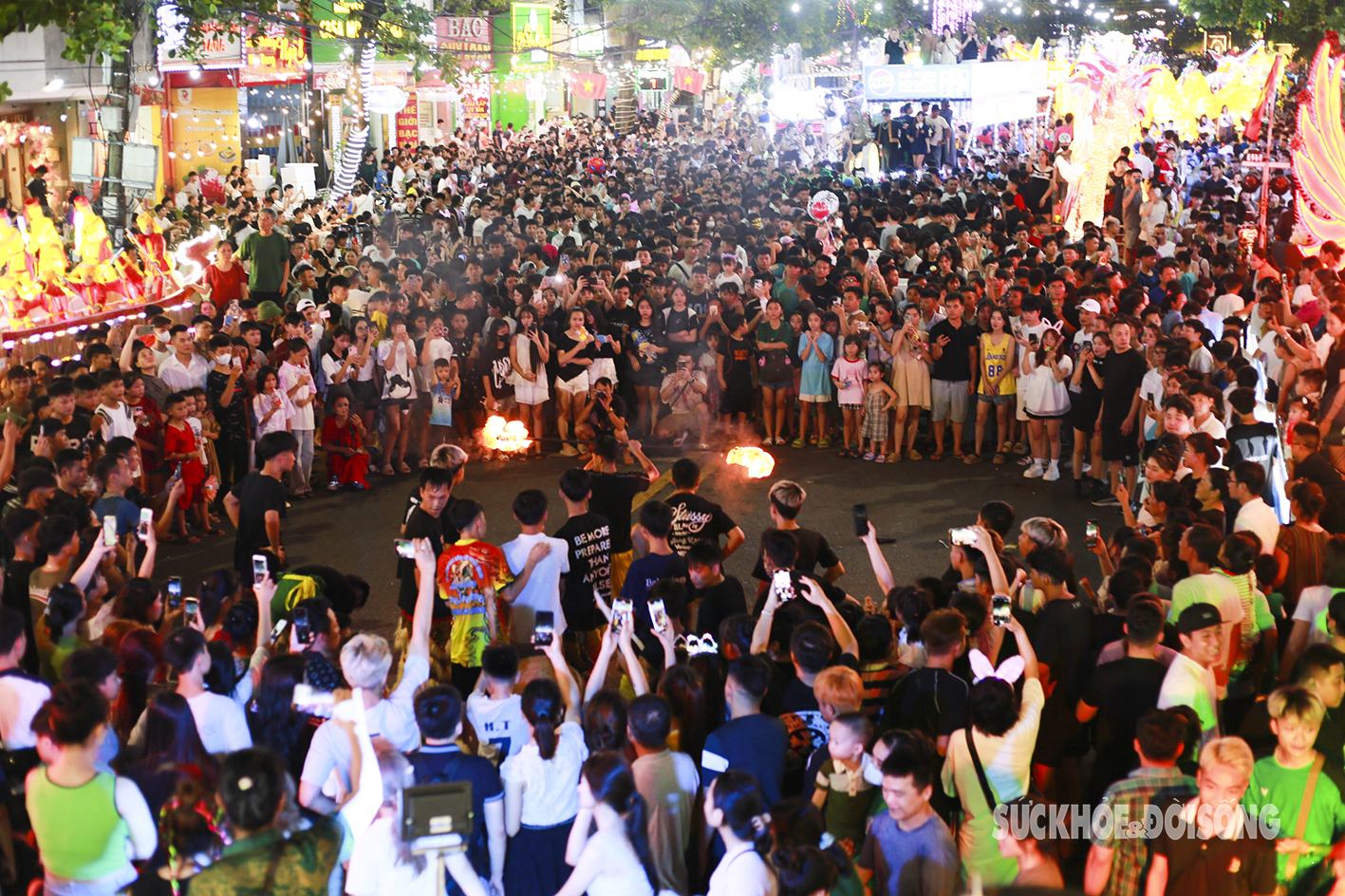 Chưa đến Trung thu, 'biển người' tấp nập rước đèn khổng lồ ở Tuyên Quang- Ảnh 6.