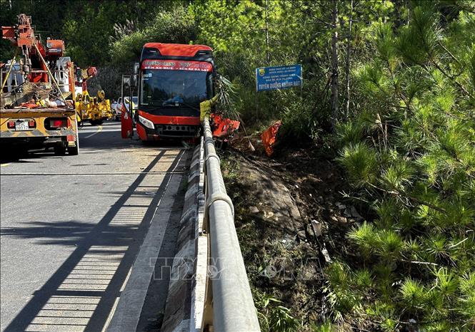 Xe giường nằm lao xuống vực ở Lâm Đồng, hành khách đập kính thoát thân- Ảnh 4.