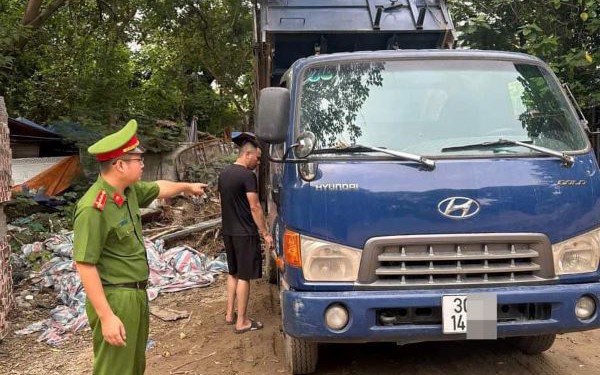 Bắt quả tang lái xe tải đổ trộm chất thải ra môi trường