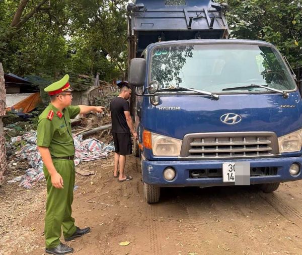 Bắt quả tang lái xe tải đổ trộm chất thải ra môi trường- Ảnh 1.