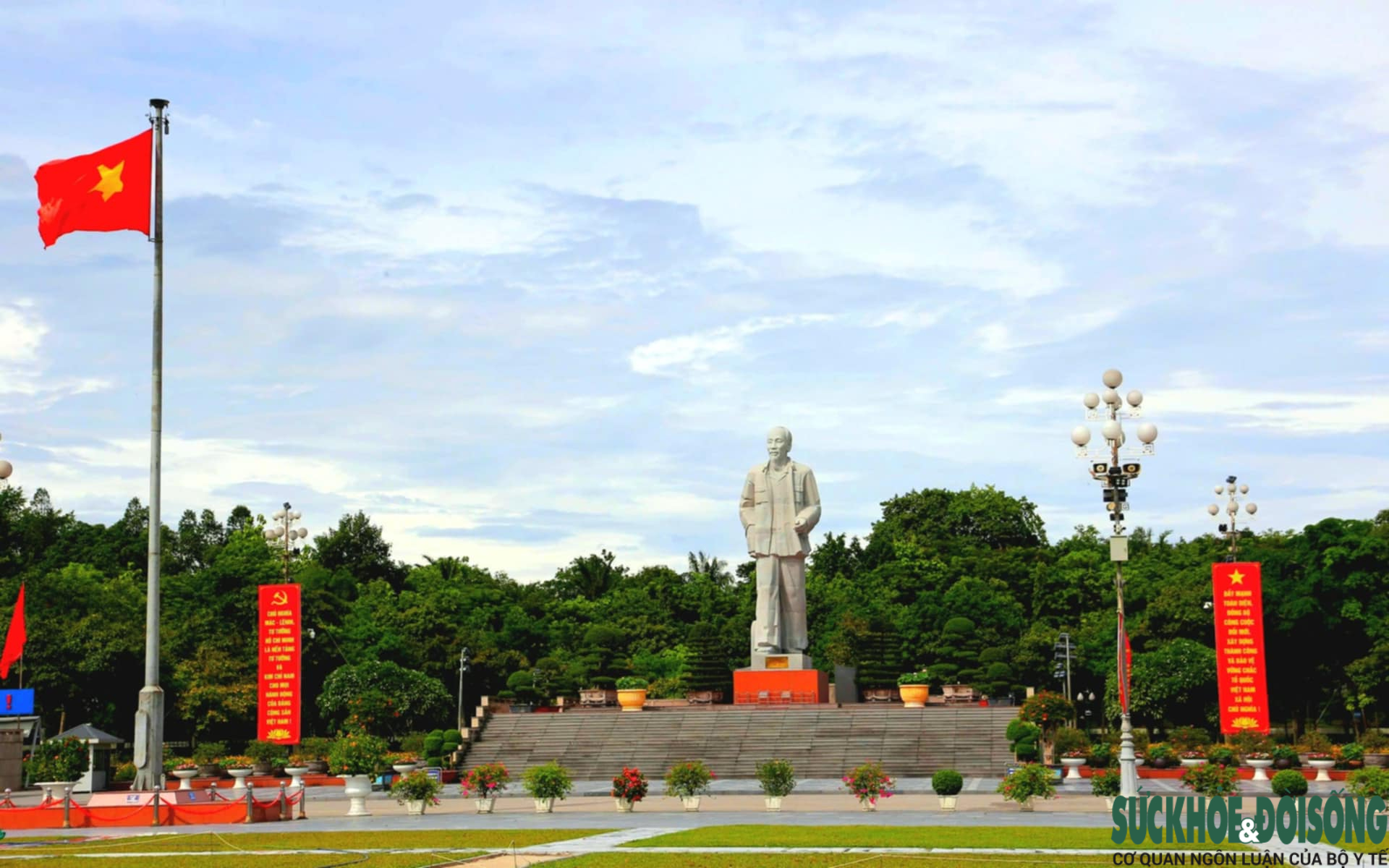 Cờ Tổ quốc tung bay mừng kỷ niệm Cách mạng Tháng Tám thành công- Ảnh 17.