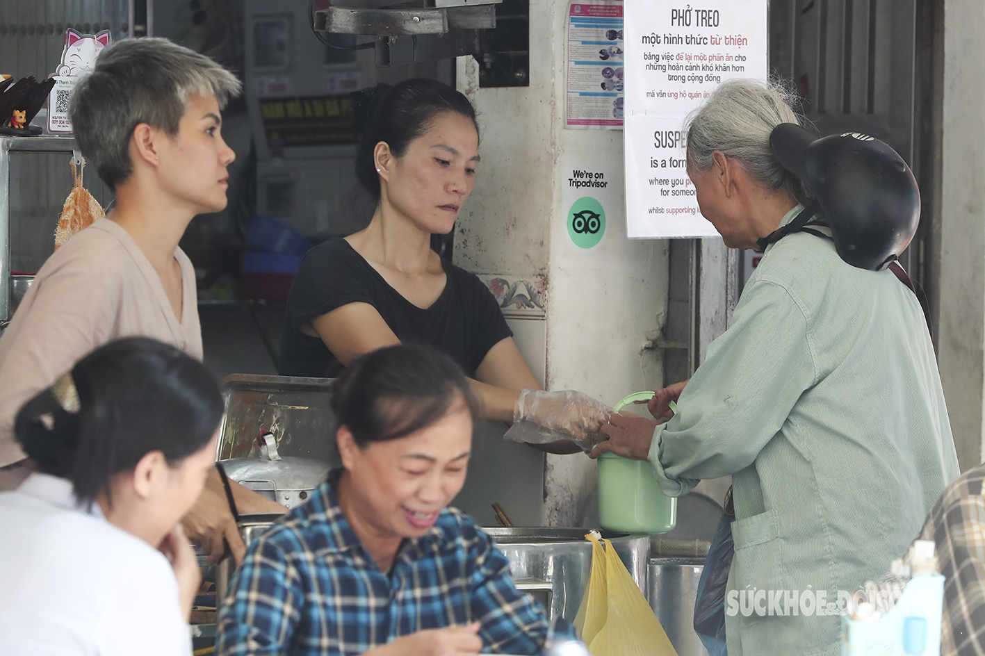 Ấm lòng những bát phở 'treo' giữa phố cổ Hà Nội- Ảnh 11.