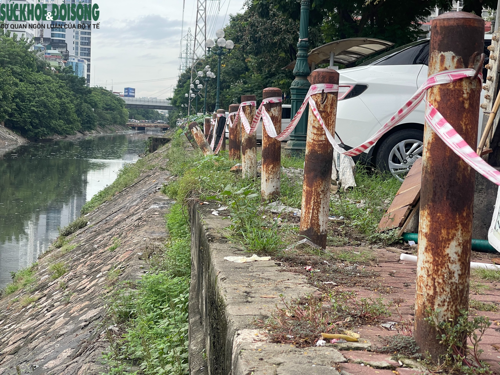 Lan can bờ sông Kim Ngưu xuống cấp, nguy hiểm rình rập người dân- Ảnh 2.