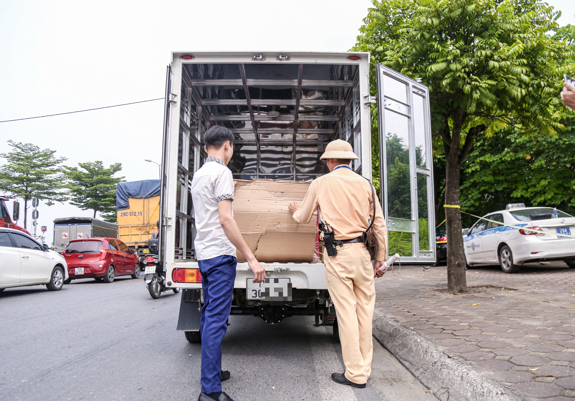 Hàng loạt tài xế bị CSGT Hà Nội ‘tuýt còi’, buộc hạ tải dù đã đến cửa ngõ Thủ đô- Ảnh 9.