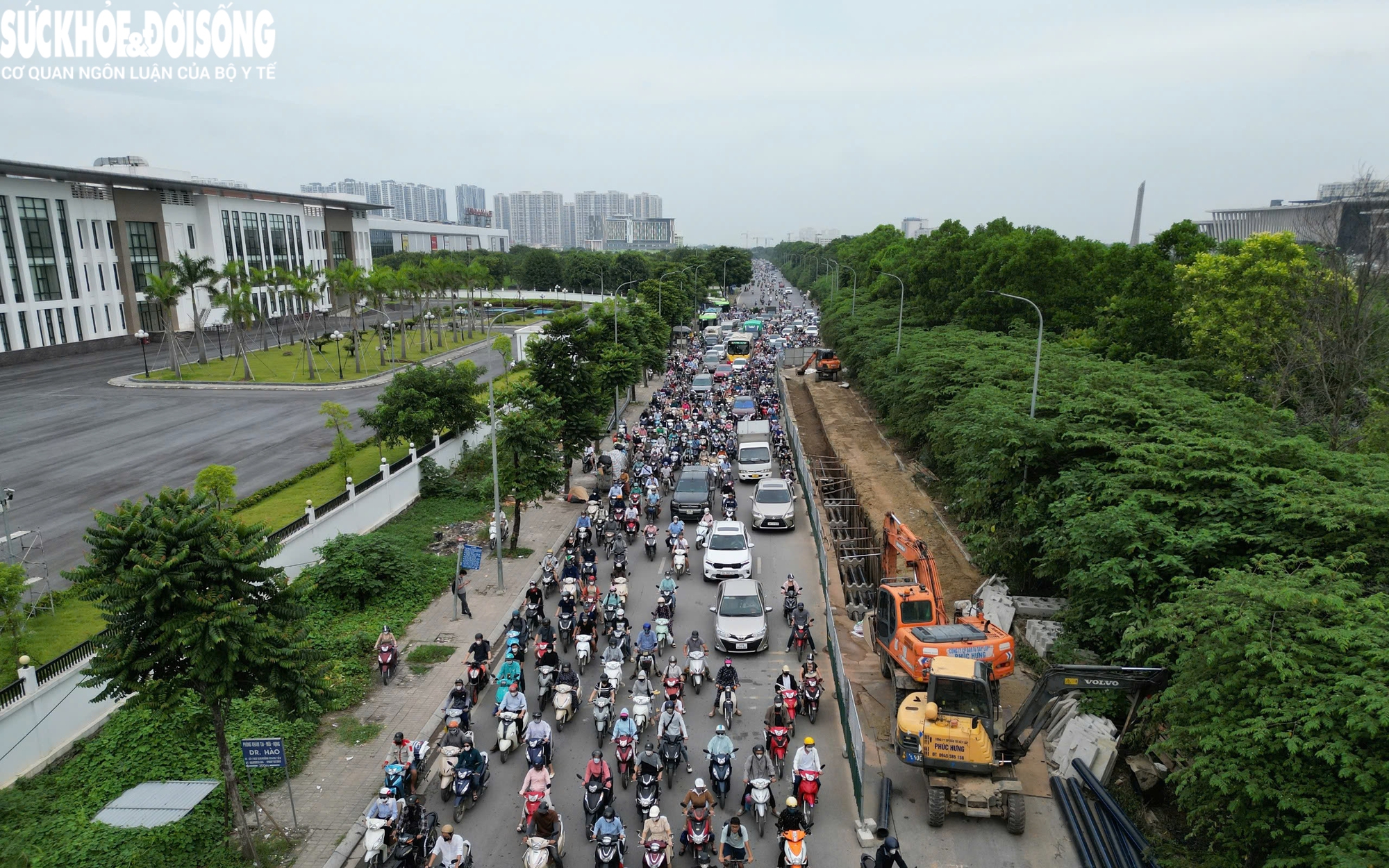 Người dân leo vỉa hè vượt rào chắn thi công tại đường gom Đại lộ Thăng Long