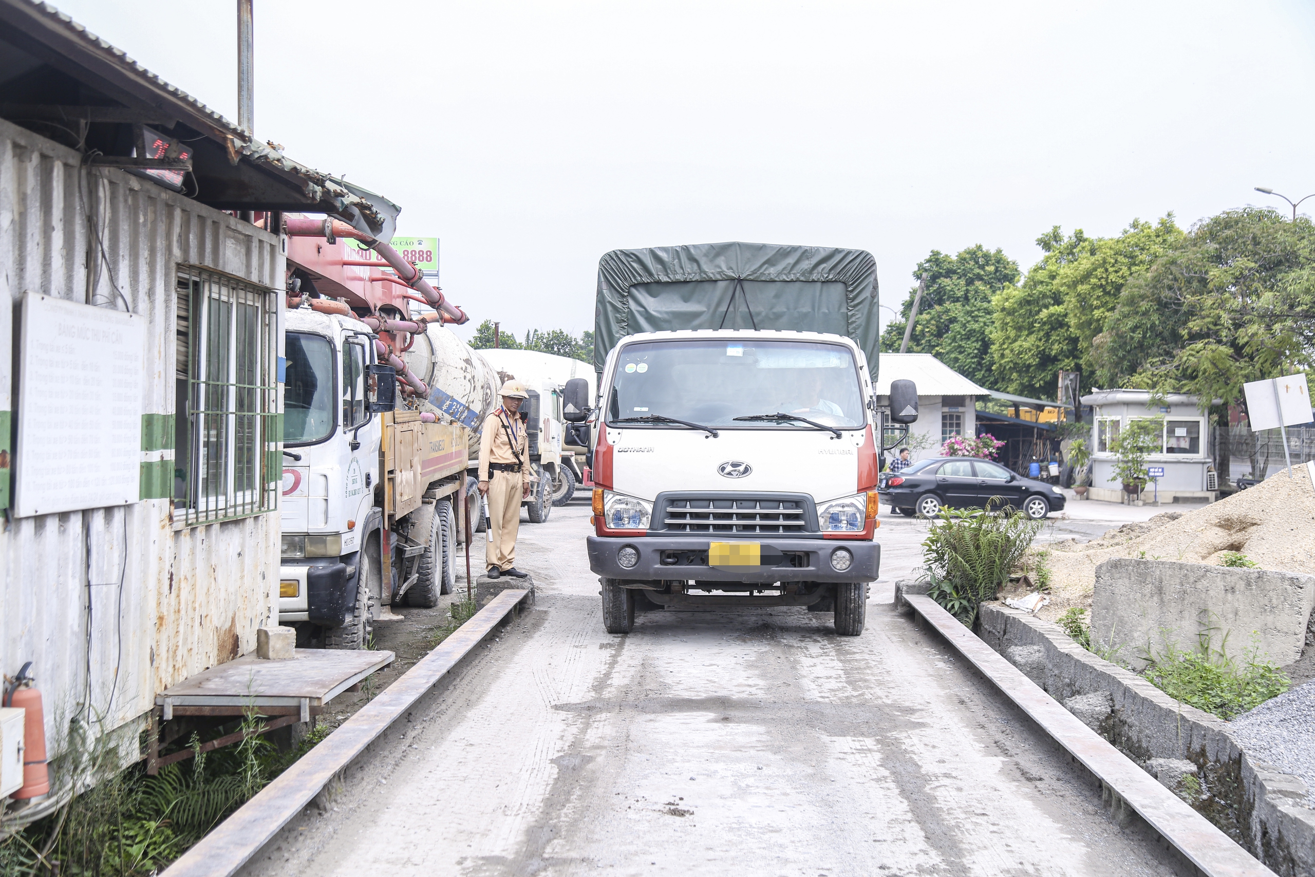 Hàng loạt tài xế bị CSGT Hà Nội ‘tuýt còi’, buộc hạ tải dù đã đến cửa ngõ Thủ đô- Ảnh 5.