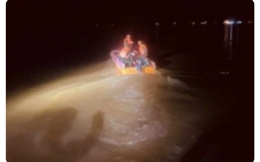 Giông lốc gây lật bè mảng ở Cô Tô, 2 mẹ con tử vong lúc rạng sáng- Ảnh 2. Tìm thấy thi thể người đàn ông bị lật bè mảng xốp khi đi bắt cáy