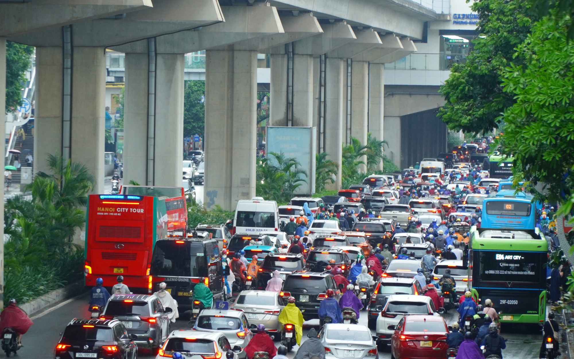 Hà Nội mưa lớn kéo dài, nhiều tuyến đường ùn tắc nghiêm trọng