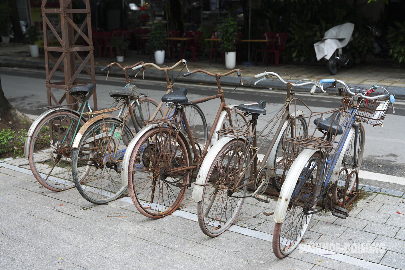 Du hành về thời bao cấp ở Hà Nội trên 'tàu điện bánh hơi'- Ảnh 4.