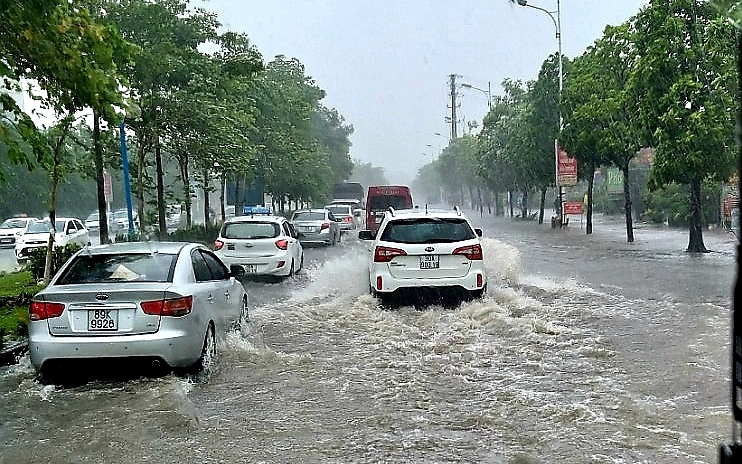 Mưa lớn, Hà Nội lại xuất hiện hàng chục điểm ngập úng