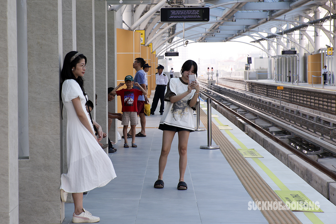 Hết miễn phí, hành khách vẫn chen nhau trải nghiệm tuyến metro Nhổn - Ga Hà Nội- Ảnh 4.