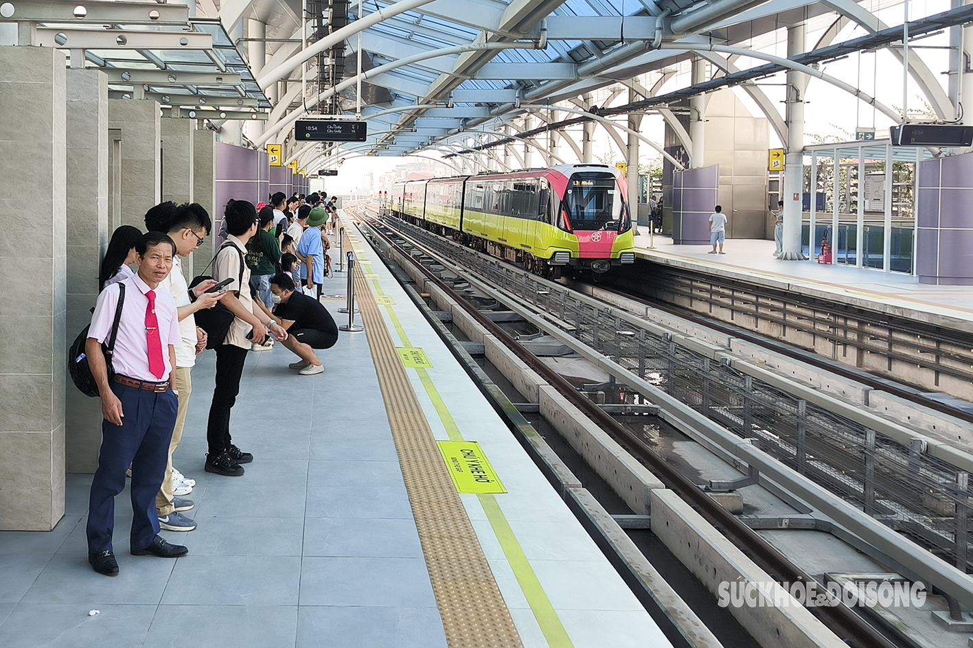 Hết miễn phí, hành khách vẫn chen nhau trải nghiệm tuyến metro Nhổn - Ga Hà Nội- Ảnh 9.